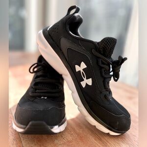 UA Assert Sneaker, Black, Youth Size 5.5, Unisex